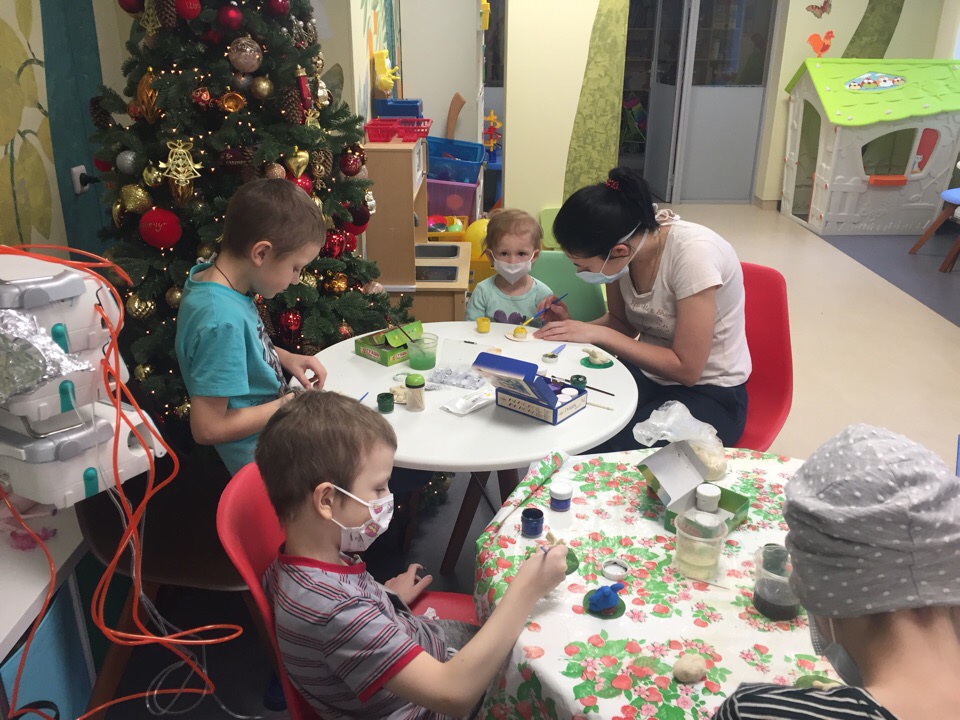 6 декабря в детском онкологическом центре п. Песочное прошло творческое занятие по созданию смешариков